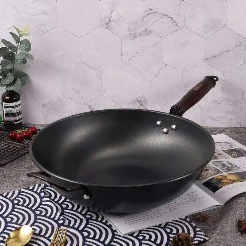 1pc of 12.6-inch traditional cast iron wok with dual handle design, suitable for gas and induction cookers, non stick surface and uniform heat distribution, suitable for Asian and Western dishes, very suitable for kitchen and restaurant use